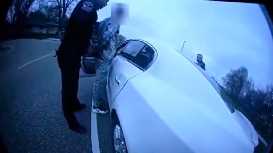 Renuncia policía que mató a tiros a hombre negro en Minneapolis