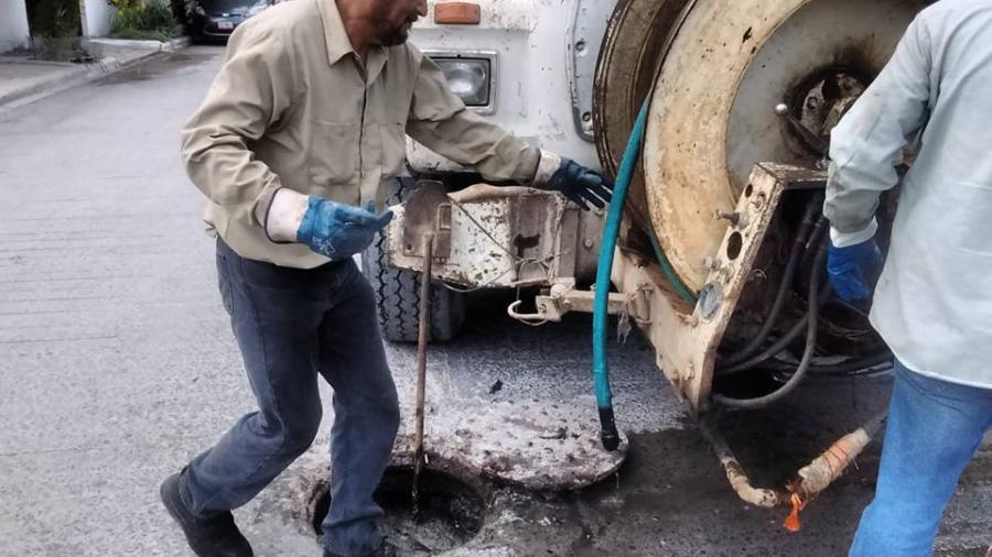 Comapa trabaja con equipo vactor