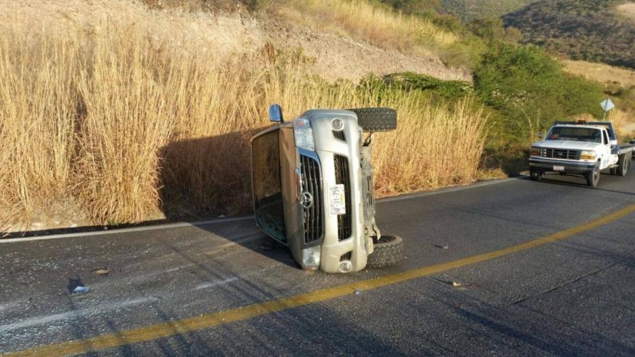 Sufre accidente automovilístico alcalde de Apaxtla, Guerrero