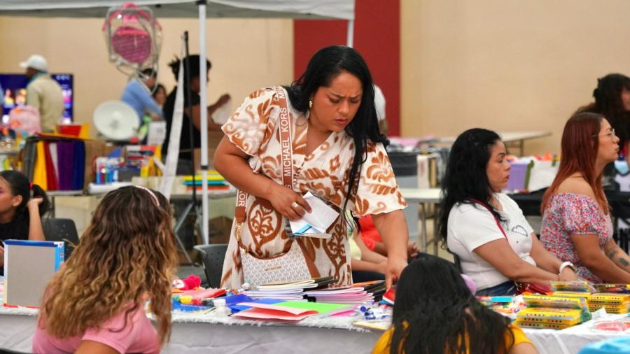 Surten familias neolaredenses lista de útiles escolares en Bazar Back to School