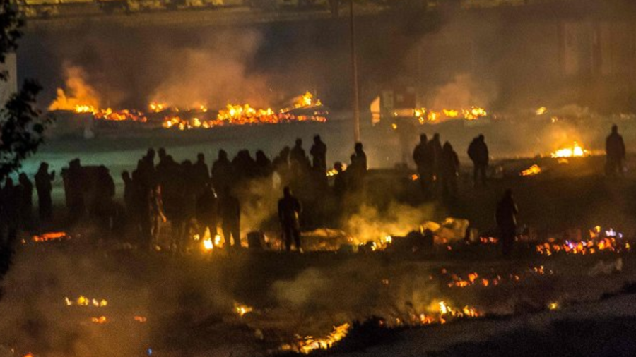 Destruye incendio campamento de mil 500 refugiados en Francia