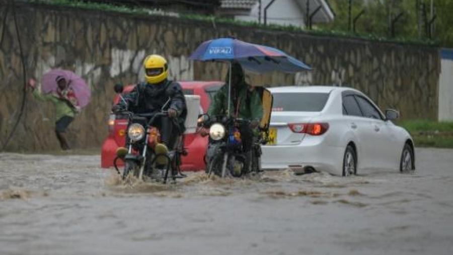 Al menos 13 muertos y unos 15 mil desplazados tras inundaciones en Kenia 