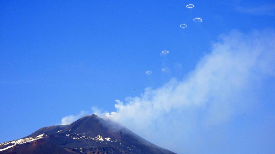 Volcán italiano Etna expulsa miles de anillos de gas