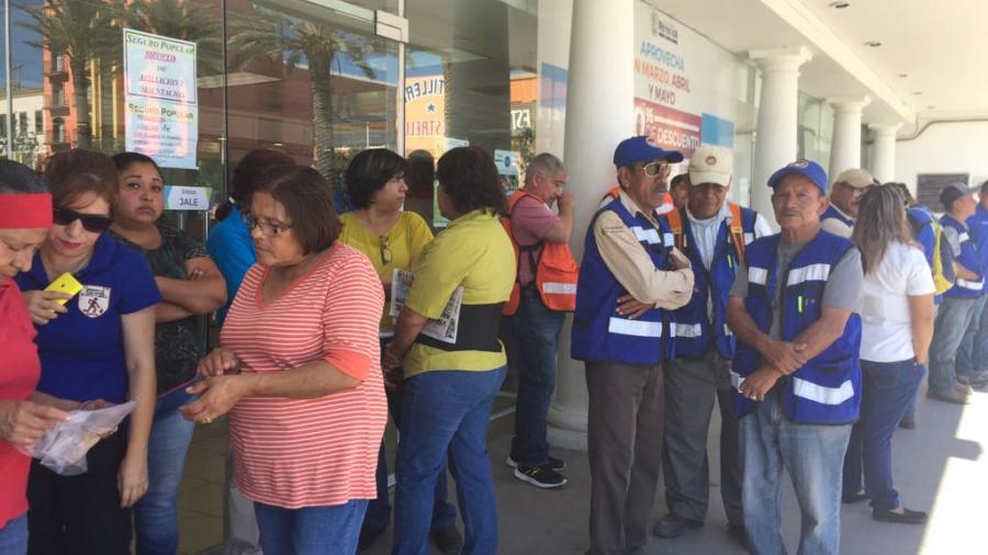 Piden trabajadores municipales liberen pago de prestaciones