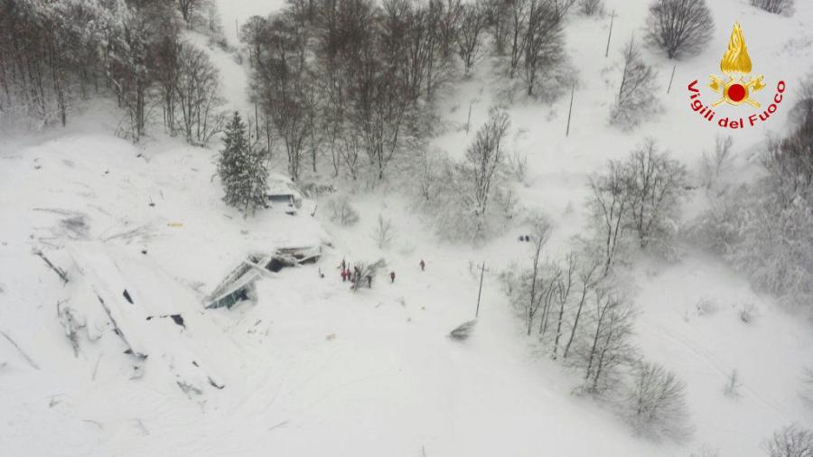 Avalancha de nieve sepulta hotel en Italia; reportan varios muertos