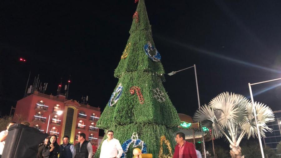 Comparten rosca de reyes en la Plaza Principal