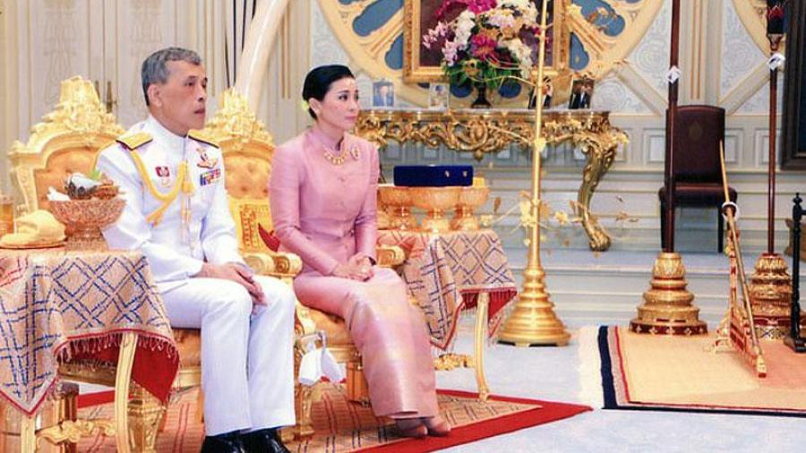 El rey de Tailandia se casa con su guardaespaldas