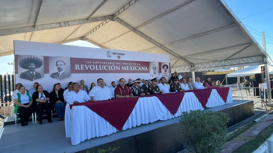 Preside Carlos Peña desfile de la Revolución Mexicana
