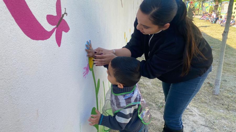 Huellas de color y creatividad, el Jardín de Niños Mier y Terán celebra su 44 con mural colectivo 