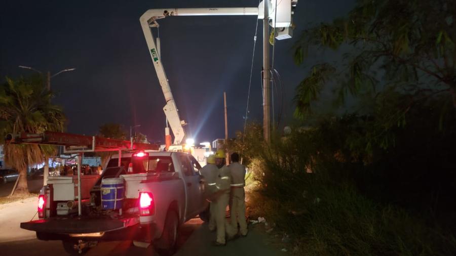 Habitantes de las Brisas 2 retienen a trabajadores de la CFE, para reparar fallas de luz