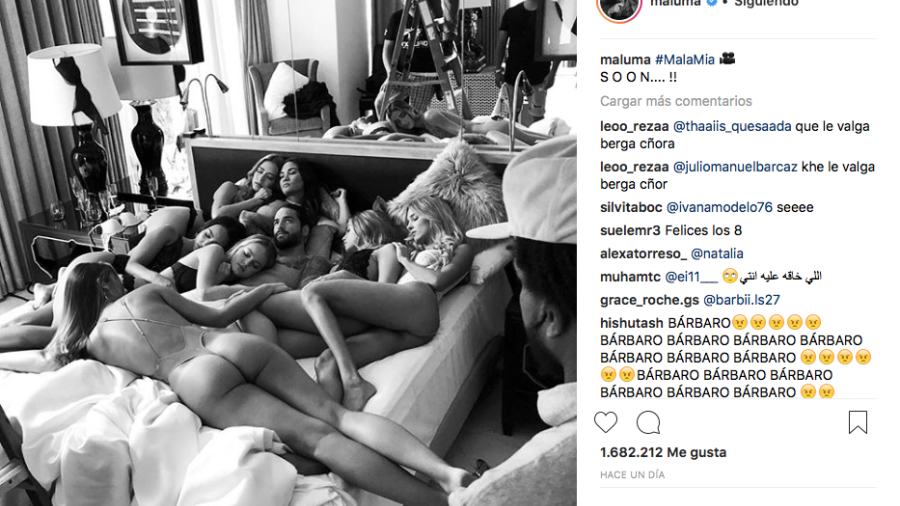 Maluma comparte foto con 7 mujeres en la cama