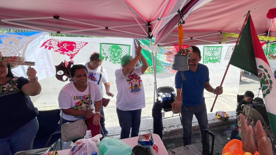 Celebran la Independencia de México en plantón del CREDE