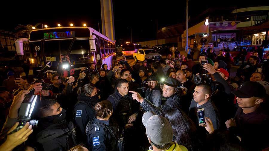 Residentes de Tijuana se enfrentan a migrantes