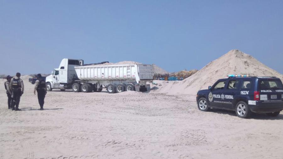 Elementos de la gendarmería suspenden extracción de arena en Playa Miramar 
