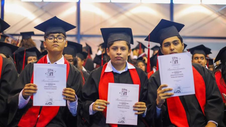 Atestigüó Alcalde Carlos Peña Ortiz graduación del CETIS 71