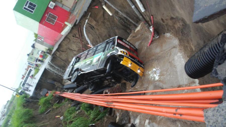 Cae camión en socavón en Veracruz