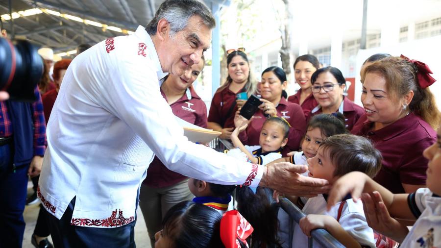 Entrega Américo becas que benefician a 54 mil estudiantes 