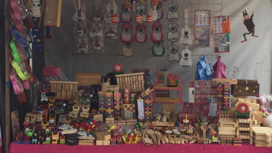 Artesanos exponen su arte en espacios públicos de la zona sur.