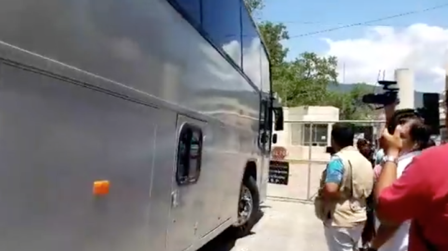 Familiares obstaculizan traslado de reos de penal de Victoria