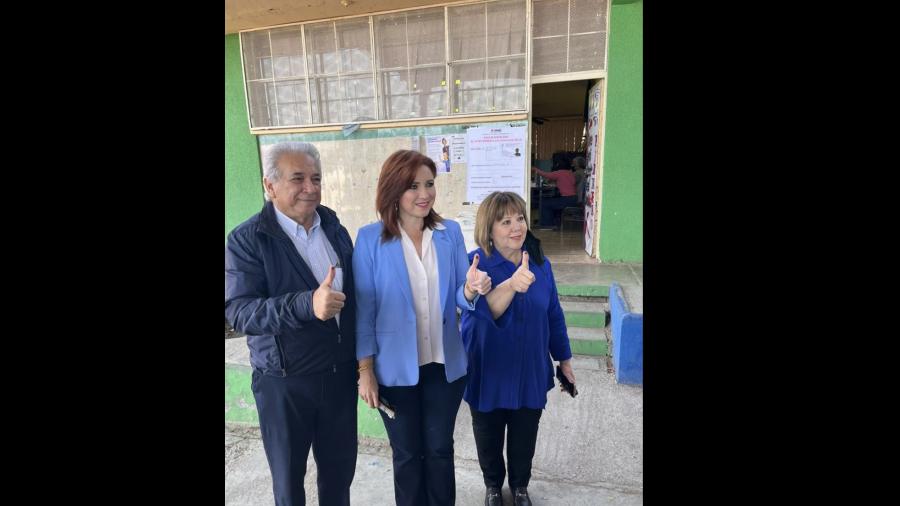 Imelda Sanmiguel emite su voto en la elección para senador de Tamaulipas