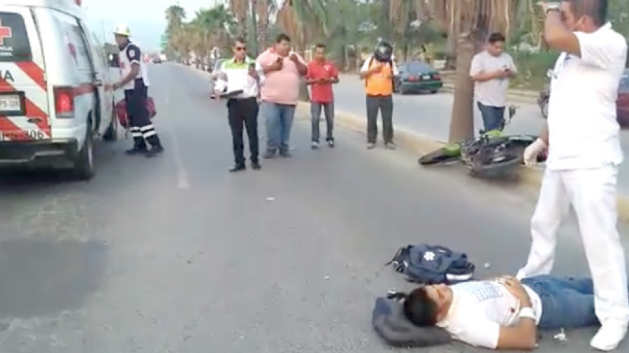 Joven se impacta contra palmera en avenida Sulaimán