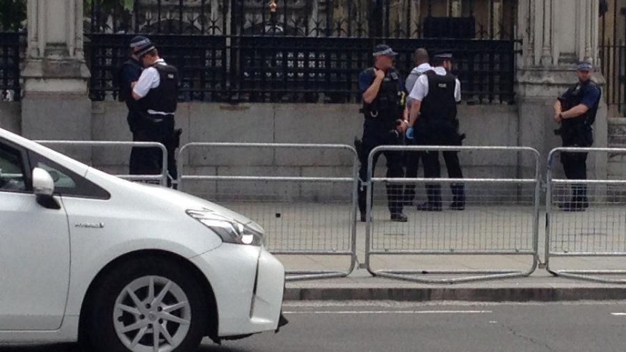 Detienen a hombre armado con cuchillos cerca del Parlamento en Londres