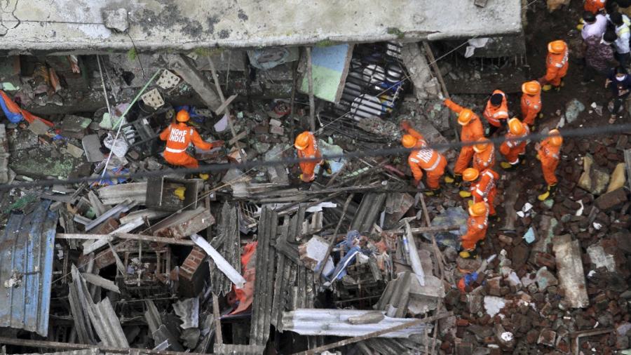 Al menos 10 muertos tras derrumbe de edificio residencial en India