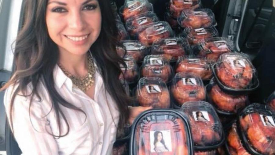 ¡Surge #LadyPollos! Diputada regala pollos rostizados etiquetados con su foto