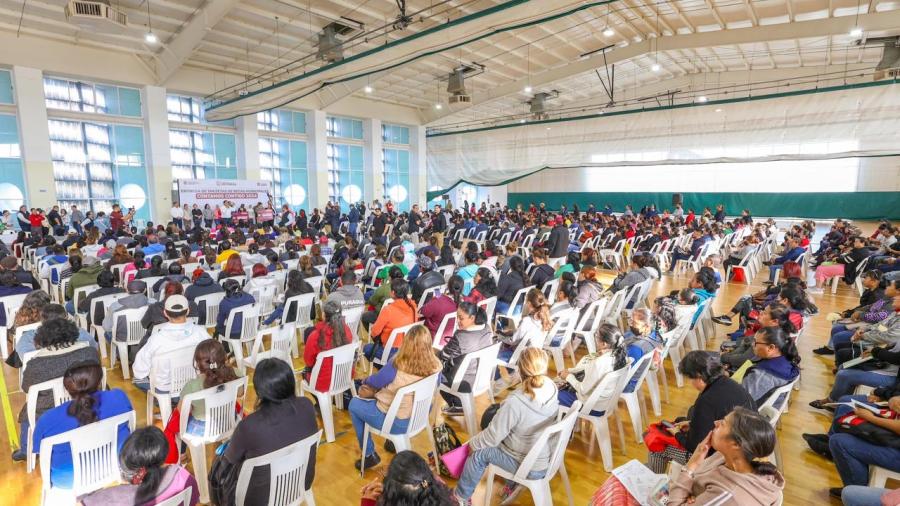 Entregó el Presidente Carlos Peña Ortiz tarjetas de Becas para estudiantes de Secundaria