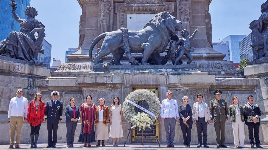 Conmemora Américo Batalla de Tampico en el Ángel de la Independencia