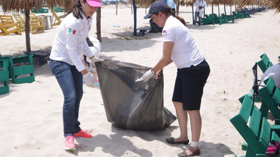 Presidenta del DIF Ciudad Madero exhorta a turistas sumarse a la limpieza de la playa