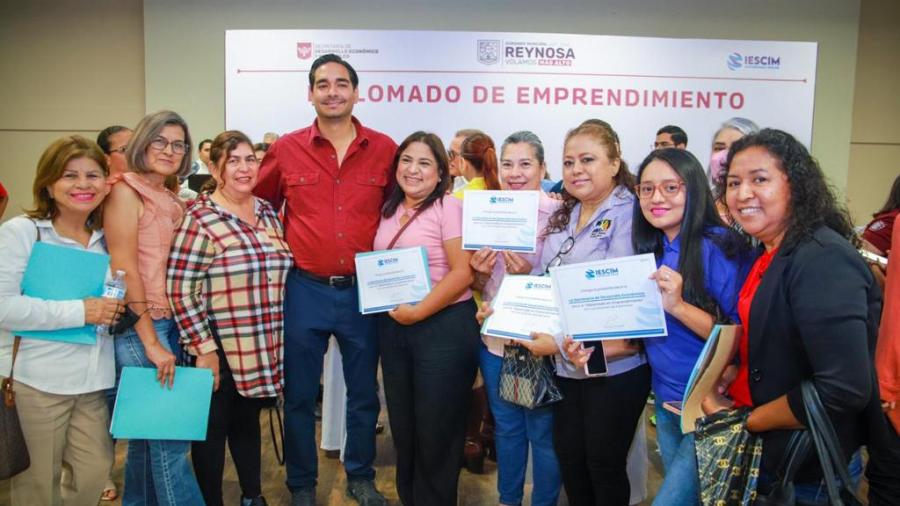 Entregó Carlos Peña Ortiz Becas de Diplomado de Emprendimiento 2023 