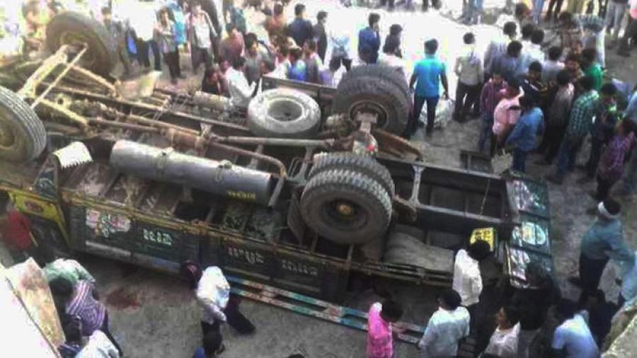 Al menos 25 muertos y 19 heridos al caer un autobús por un puente en India