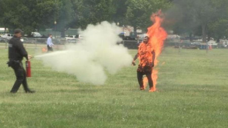 Hombre se prende fuego frente a la Casa Blanca
