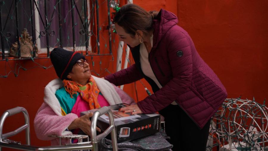 Entregan alcaldesa Carmen Lilia Canturosas y sistema DIF cobertores y calentadores a familias del poniente de la ciudad