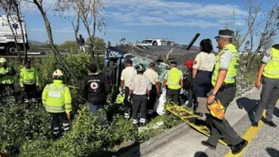 Vuelca autobús en la autopista Mexico-Querétaro; reportan 7 muertos