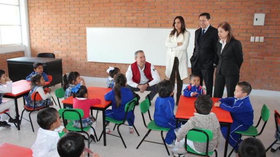 Escuelas al CIEN entrega bandera blanca en Escobedo, NL