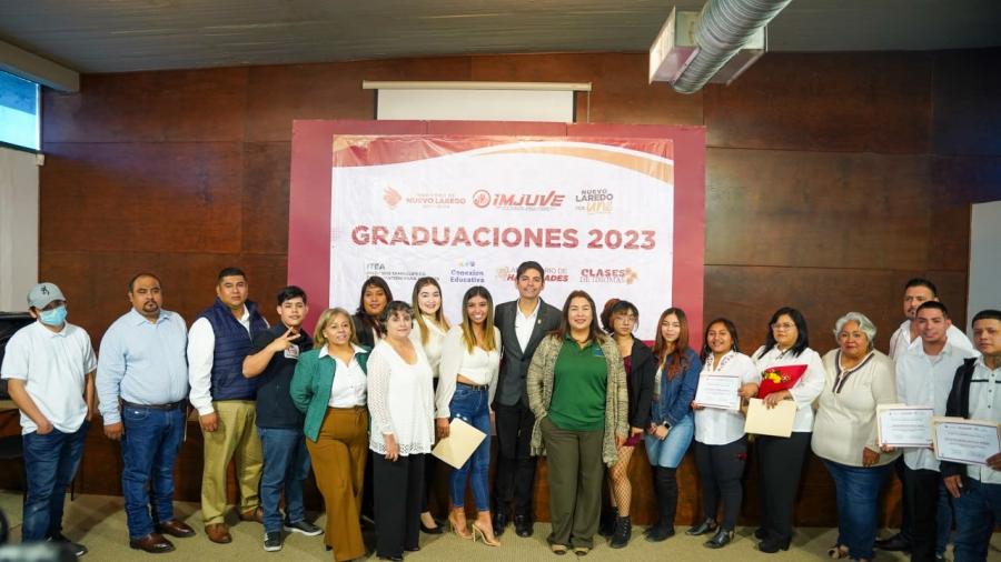 Culminan 300 jóvenes cursos de habilidades y certificaciones escolares