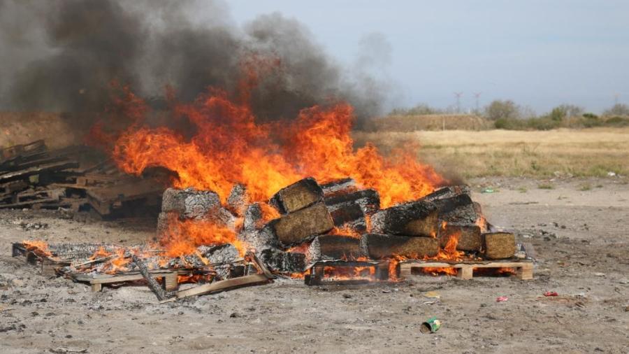 Incinera FGR más de tres toneladas de narcóticos en Tamaulipas