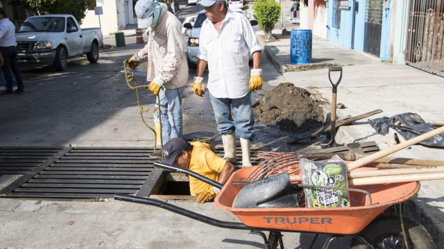 Atienden peticiones de vecinos de la Colonia Flores Magón