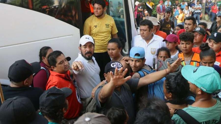 La caravana de miles de migrantes para y se entrega a las autoridades en el sur de México