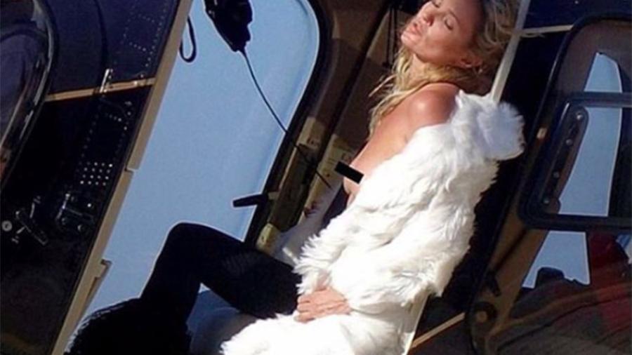 Kate Moss hace topless en pleno vuelo