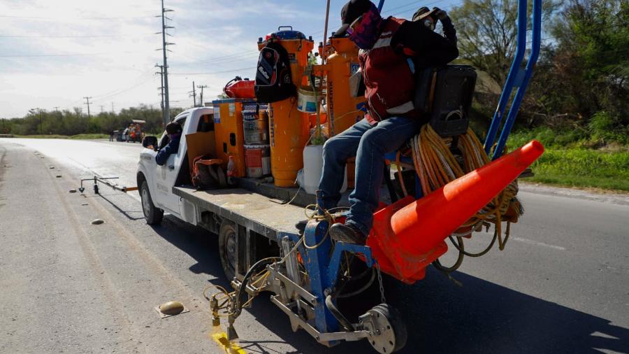 Pintan cuadrillas del Ayuntamiento de Reynosa delineado de carriles 