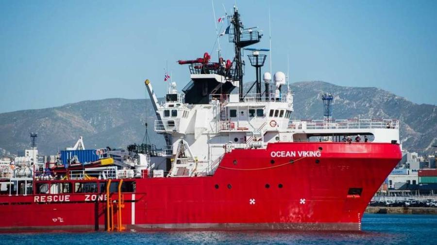 Ocean Viking pide asilo a Italia y Malta para más de 100 migrantes 