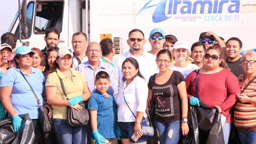 Realizan jornada de limpieza en Playa Tesoro