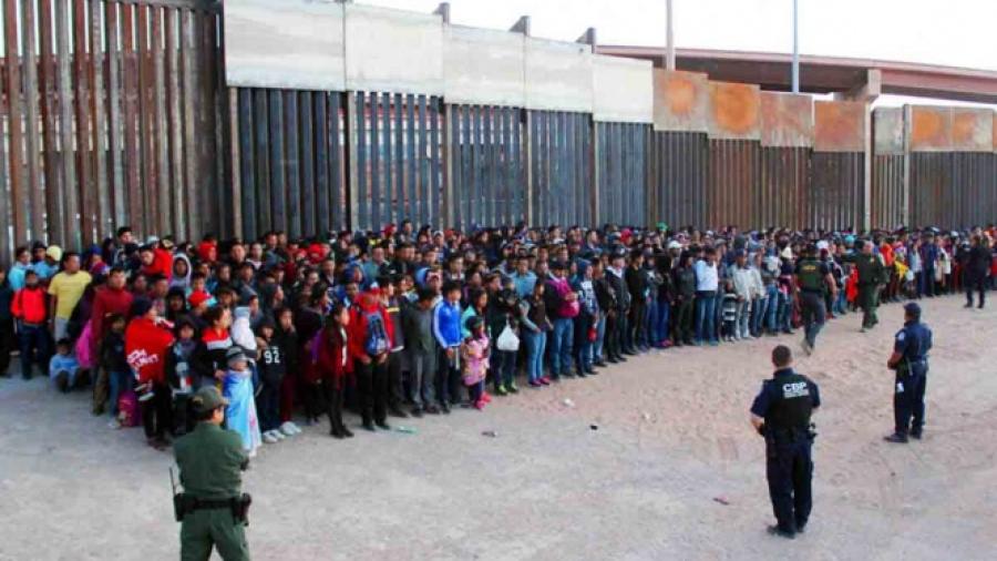 Arrestan a dos militares de EU por traficar con migrantes