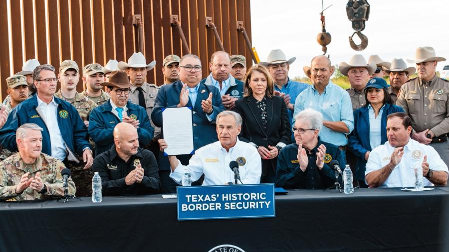 Abbott firma proyecto de ley que convierte la entrada ilegal a Texas en delito estatal