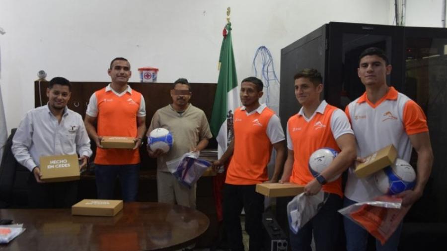 Jugadores del equipo Correcaminos donan playeras y balones a equipos de CEDES Victoria