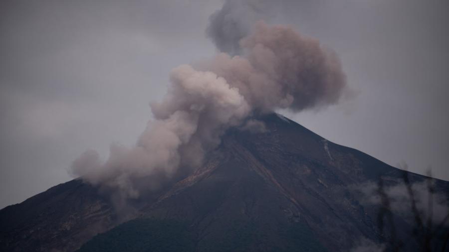 Volcán de Fuego de Guatemala entra en erupción