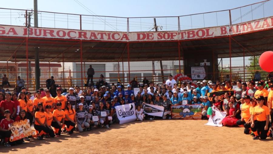 Inauguran torneo de soft femenil